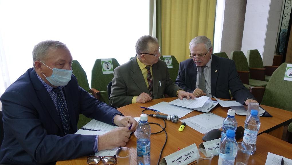Поздравляем с  успешными защитами Балушкину Елену и Вахрушева  Владимира!